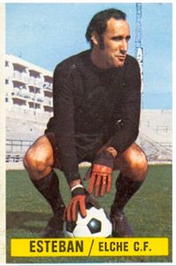 Liga 74-75. Esteban (Elche C.F.). Ediciones Este. 📸: Toni Izaro.