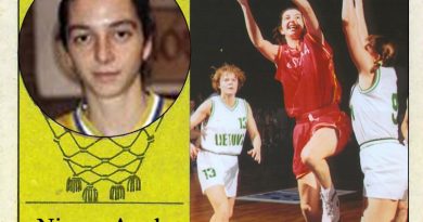 Nieves Anula (Selección española de baloncesto femenino). 📸: Cromo-Montaje del Grupo de Facebook Nuestros álbumes de cromos.