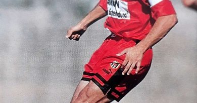 Las fichas de la Liga 97-98. N.º 440. Momparlet (C. P. Mérida). Editorial Mundicromo.