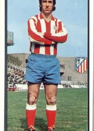 Campeonatos Nacionales de Liga. Fútbol 74. Adelardo (Atlético de Madrid). Editorial Ruiz Romero. 📸: Juan Mendoza Núñéz.